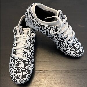 Under Armour Black/White Youth Soccer Cleats UA Magnetico Select - Youth size 4